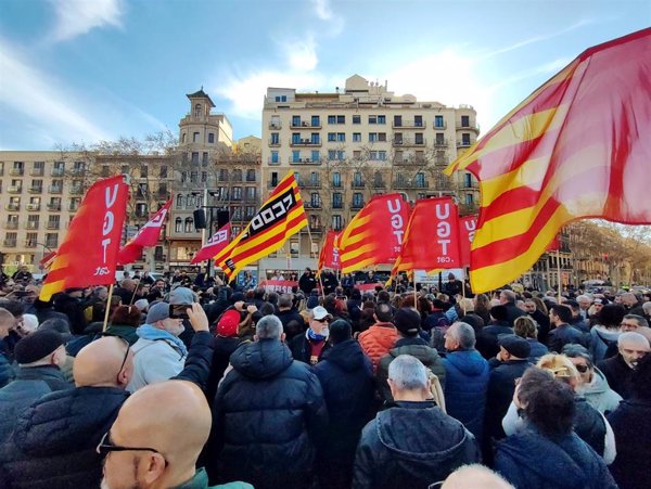 CC.OO. y UGT reúnen a unas 300 personas en el centro de Barcelona por 