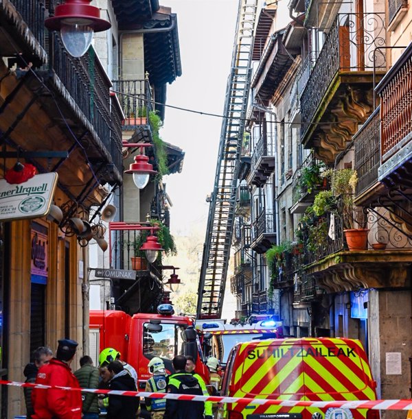 Los vecinos del número 36 de la calle Nagusia de Hernani no pueden volver a sus casas por los daños del incendio