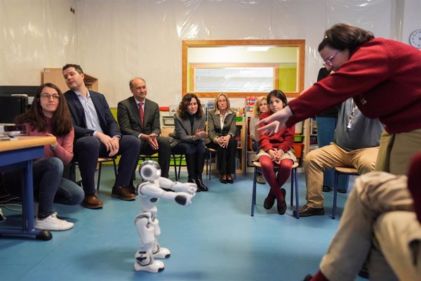 Un robot ayuda a niños con autismo o daño cerebral a mejorar su atención temprana a través de la IA