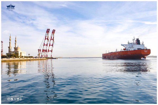 Un petrolero atacado el año pasado por los hutíes cruza el mar Rojo durante la suspensión de los ataques