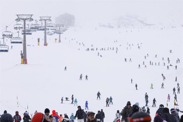 Condenado a prisión por usar el 'forfait' bonificado de su padre para esquiar en Sierra Nevada (Granada)