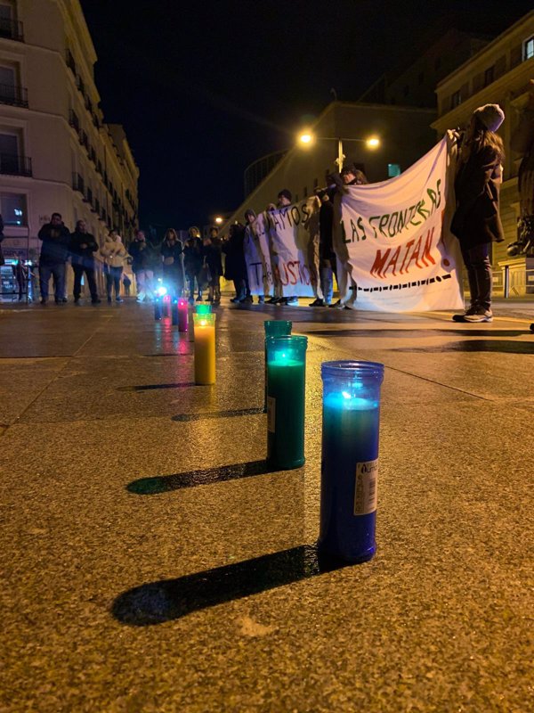 Medio centenar de personas recuerdan a las víctimas del Tarajal frente al Congreso: 