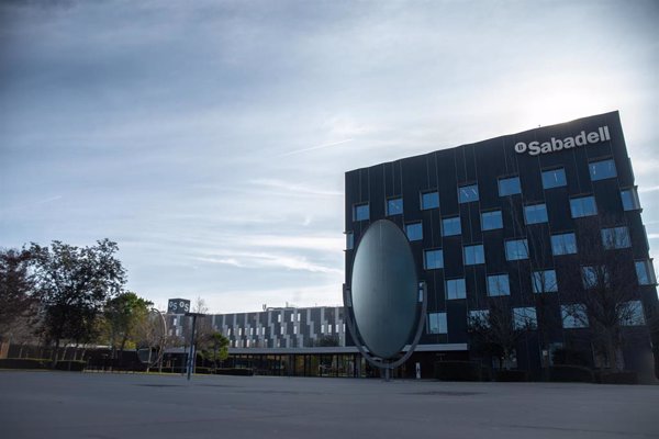 Laura González renuncia como consejera de Banco Sabadell para asumir la presidencia de DKV