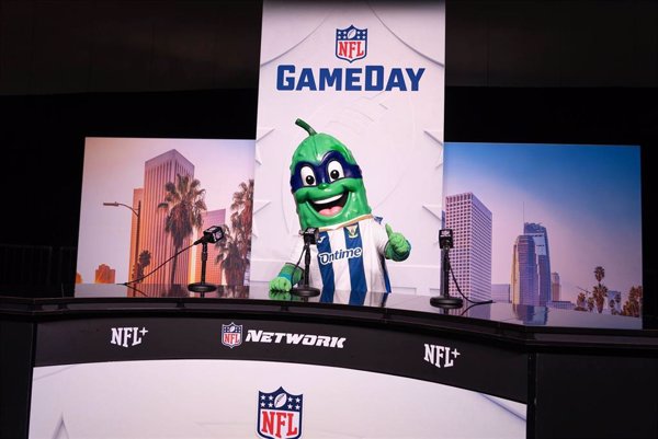 SuperPepino, la mascota del CD Leganés, viaja a Nueva Orleans para la LIX Super Bowl