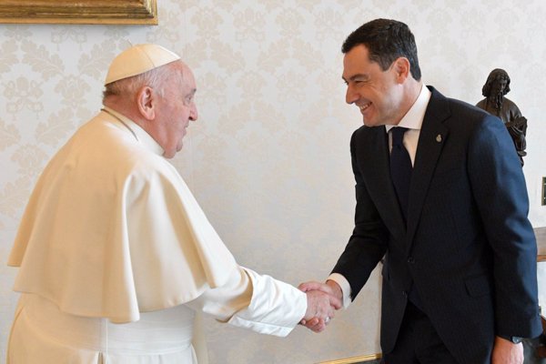 Juanma Moreno participa hoy en una audiencia con el Papa Francisco de balance del Congreso de Hermandades de Sevilla