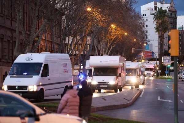 Unas 200 autocaravanas protestan en Palma contra ordenanza de Cort que limita el uso de estos vehículos como vivienda