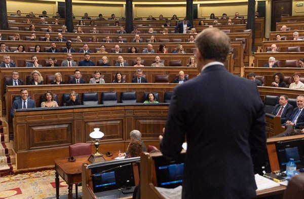 Sánchez y Feijóo se reúnen el martes con sus parlamentarios en el Congreso para abrir el curso político