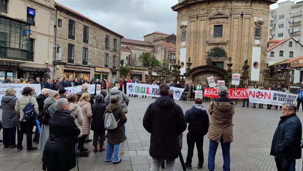 Más de un centenar de personas claman en Pontevedra contra el 