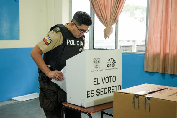 La participación en las elecciones de Ecuador alcanza el 30 por ciento hasta las 13.00 horas