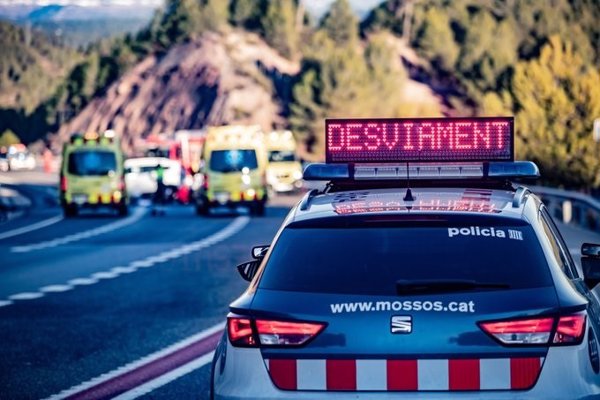 Muere el conductor de una furgoneta en un choque frontal con un camión en Constantí (Tarragona)