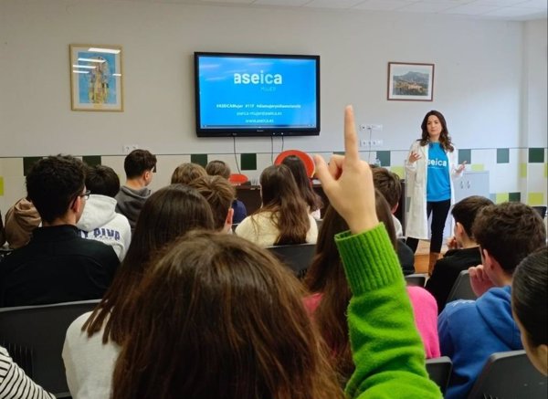 ASEICA presenta en centros educativos un mapa interactivo con más de 300 científicas españolas dedicadas a la oncología