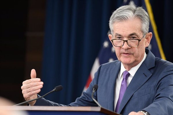 Powell (Fed) insiste en que la economía de EEUU va bien y que no hay prisa por bajar los tipos