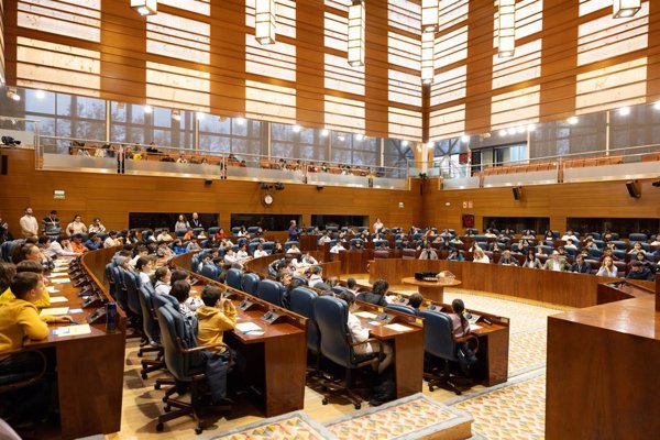 La citación del PP a Sánchez sacudirá hoy el pleno de la Asamblea de Madrid