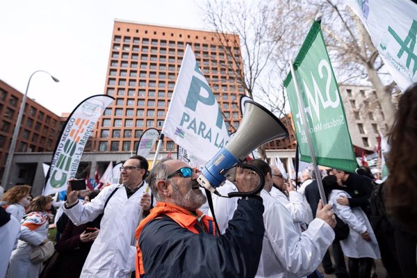 Médicos de toda España se concentran frente a Sanidad para exigir un Estatuto Marco específico: 