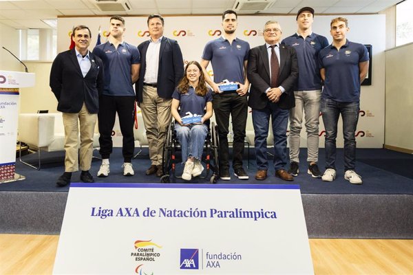 María Candela y Javier Labrador reciben sus trofeos de campeones de la III Liga AXA de Natación Paralímpica