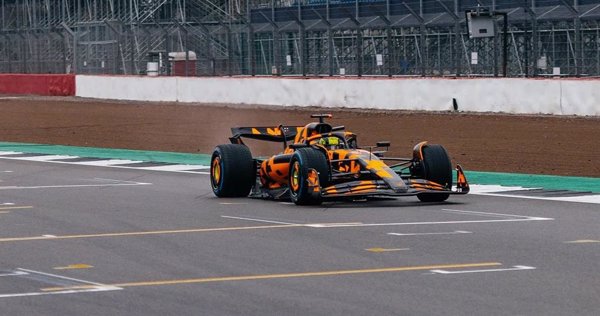 McLaren presenta su 'MCL39' para un año 