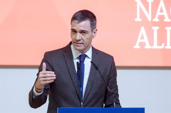 Pedro Sánchez denuncia en un foro en el Vaticano por 