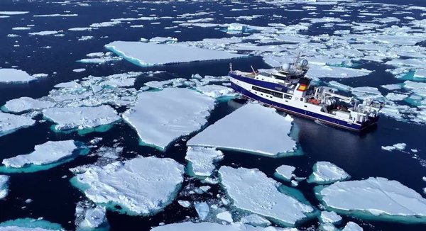 El buque oceanográfico español 'Odón de Buen' rompe en aguas antárticas hielo por primera vez