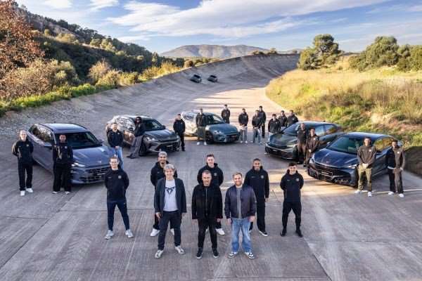 Los jugadores del FC Barcelona personalizan sus nuevos vehículos Cupra