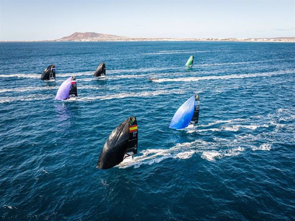 Los polacos Buksak y Glogowski continúan dominando la Lanzarote International Regatta de 49er