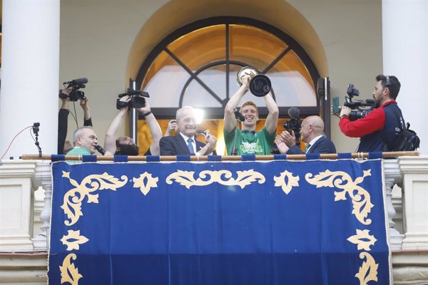 El Unicaja celebra con la ciudad de Málaga su título de campeón de la Copa del Rey de baloncesto