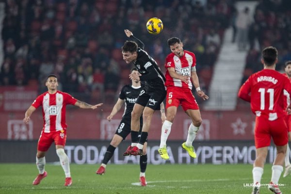 (Crónica) El Almería salva un punto ante el Elche con uno menos