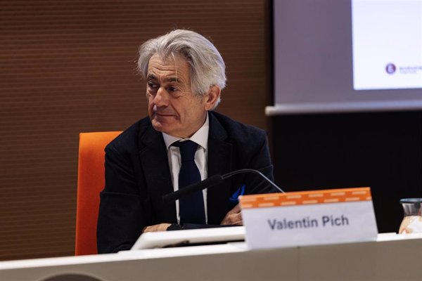 Economistas estiman un crecimiento del PIB para 2025 del 2,4%, pero avisan de que la inversión