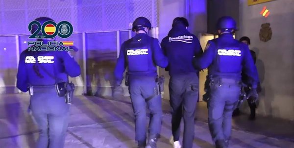 Policía traslada desde Budapest a dos hermanos implicados en una organización de tráfico de drogas