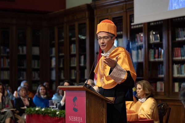 Hernández de Cos, investido doctor 'honoris causa' por la Universidad Nebrija de Madrid