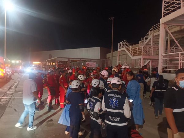 Mueren al menos tres personas tras el colapso del techo de un centro comercial en Perú