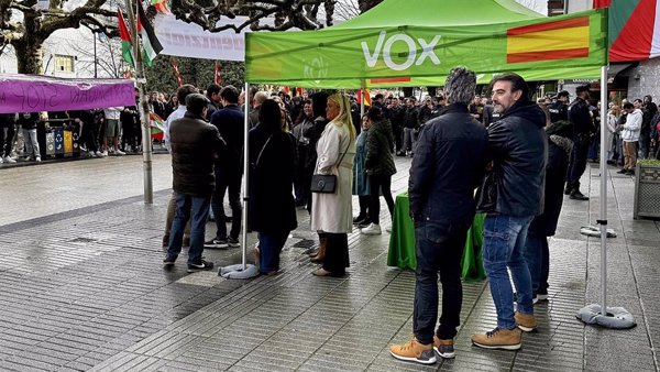 Increpan a dirigentes de Vox que participaban en una mesa informativa en Errenteria (Gipuzkoa)