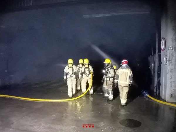 Un incendio quema tres autobuses y una furgoneta en una nave en Badalona (Barcelona)