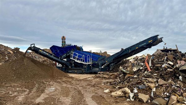 La Generalitat reutilizará tierra mezclada con residuos de la dana para trabajos en vertederos, canteras y construcción