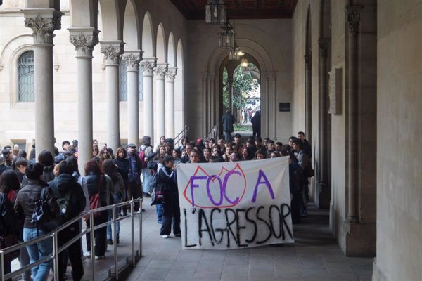 Unos 200 estudiantes protestan en la Universidad de Barcelona por un profesor que presuntamente acosó a una alumna