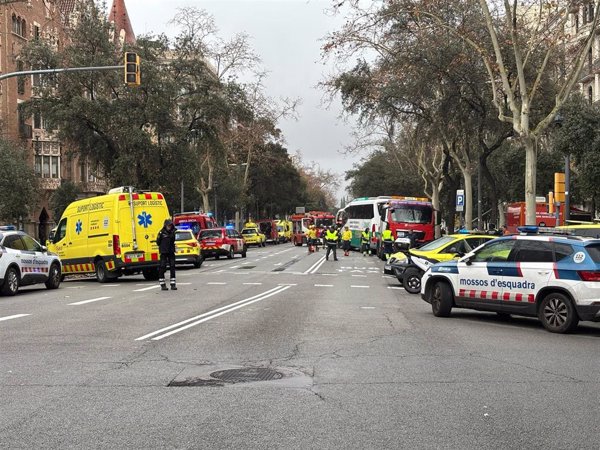 Más de 30 heridos, dos de ellos críticos, en el choque entre dos autocares en la Diagonal de Barcelona