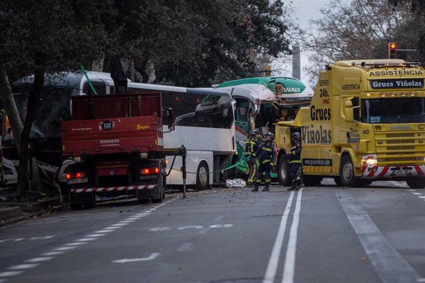 Retiran el segundo autocar accidentado en la avenida Diagonal de Barcelona