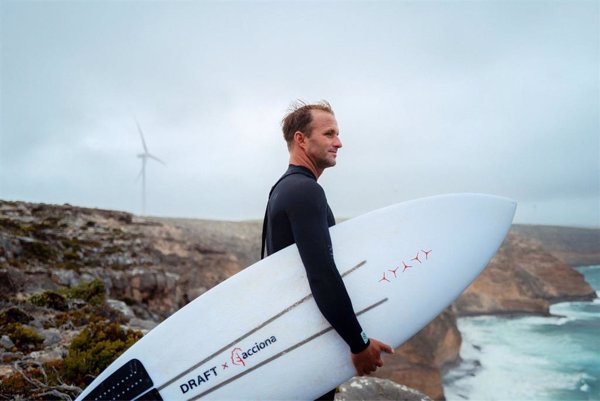 Acciona fabrica las primeras tablas de surf con materiales reciclados de aerogeneradores eólicos