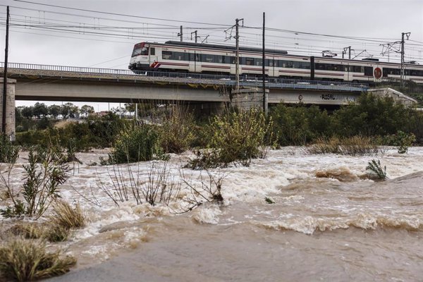 Rescates, carreteras cortadas y cierre de 1.636 colegios, efectos de la borrasca en C. Valenciana y Andalucía