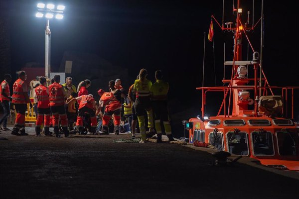 Localizan dos cayucos con 105 inmigrantes, entre ellos tres menores, en aguas próximas a El Hierro