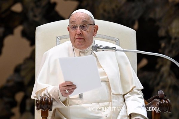 El Papa agradece en un audio las oraciones por su salud durante el rezo del Rosario en el Vaticano