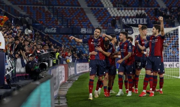 (Crónica) El Huesca falla en el Heliodoro y el Levante se pone segundo