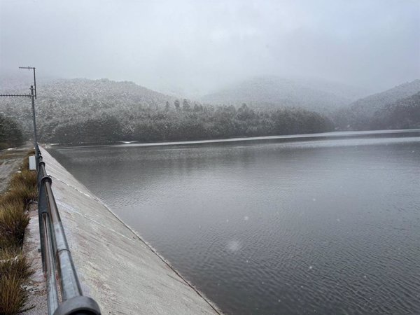 Concluyen con éxito las pruebas de apertura y cierre de los desagües de fondo de la presa del Tejo, en Segovia