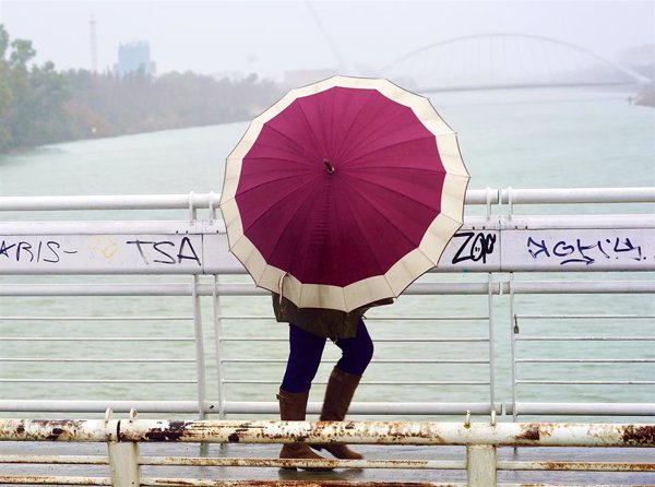 La lluvia, el viento y las olas pondrán mañana en aviso a 14 provincias, sobre todo Andalucía