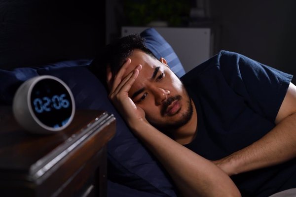 Neurólogo advierte que dormir mal aumenta el riesgo de ansiedad, depresión y Alzheimer