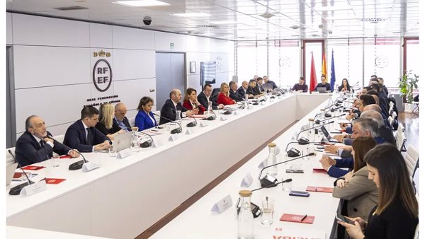 Rafael Louzán reúne a todos los actores del fútbol en el primer encuentro para la mejora del sistema arbitral