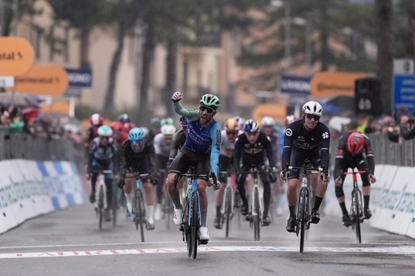 Andrea Vendrame sorprende en el primer final en alto de la Tirreno-Adriático