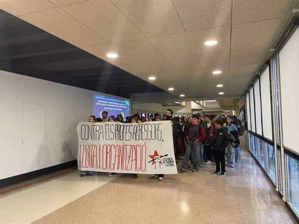 Unos 100 alumnos protestan en la UAB por la vuelta de un docente suspendido por abuso de autoridad