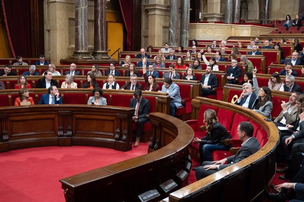 El Parlament, con los votos del PSC, defiende que el catalán sea lengua de acogida de los recién llegados a Cataluña