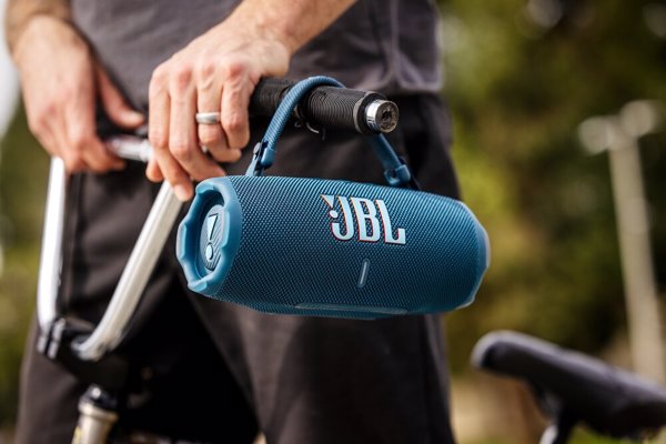 Los altavoces portátiles JBL Charge 6 y Flip 7 prometen graves más profundos y sonido sin distorsión con AI Sound Boost