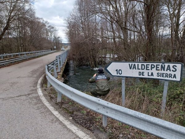 Cortado el acceso al Pontón de la Oliva en Patones (Madrid) al llegar el agua a la altura del puente sobre el Lozoya